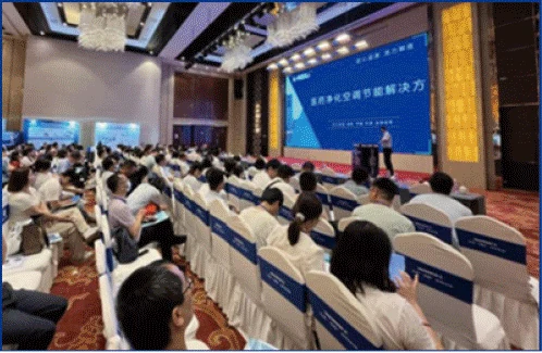 允咨会议现场，装备企业技术专家面向制药行业参会者进行学术演讲