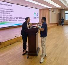 学员课后与讲师交流