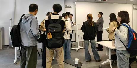 精品专修班分组研讨现场